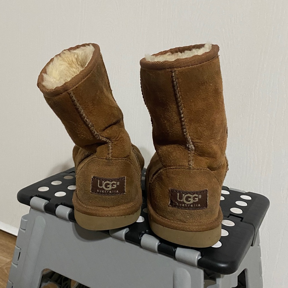 Used UGGS - Picture 2 of 4